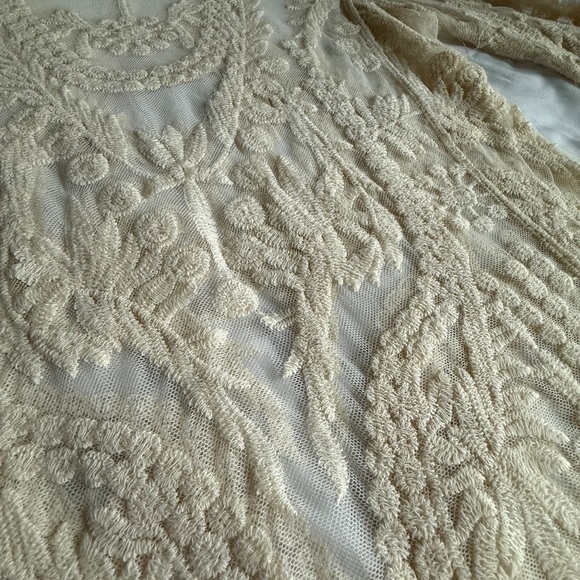 Annabelle Cream Embroidered Mesh Lace Top Size S - Picture 8 of 8